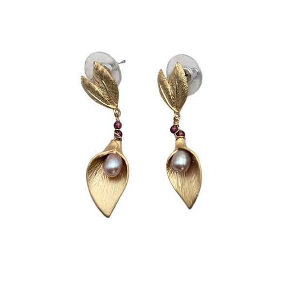 Calla Lily Faux Pearl Drop Gold Earrings Vintage Style Floral Dangle - Picture 3 of 6